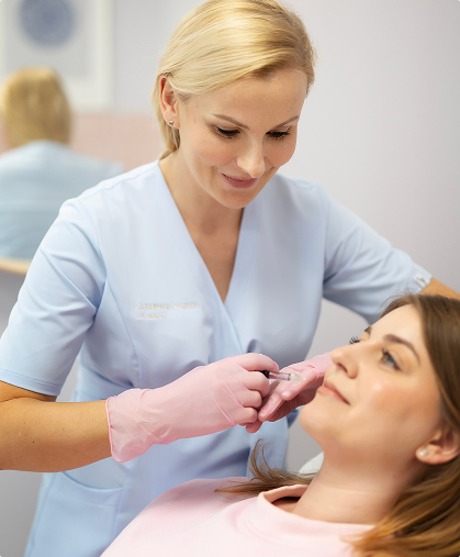 lekarz malgorzata glogiewicz podczas wykonywania zabiegu